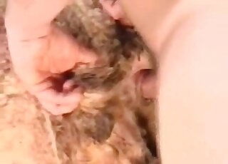 خروف يمارس الجنس مع رجل أكبر سنًا بينما يتم تقييده من قبل اثنين