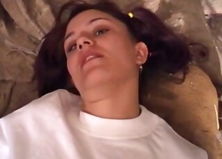 فتاة صغيرة تستمتع بكل شبر من قضيب الكلب الضخم أثناء ممارسة الجنس في حديقة الحيوانات