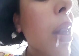 فتاة مراهقة تداعب كلب بودل في فيلم إباحي لهواة حديقة الحيوانات