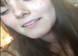 فتاة سمراء على كاميرا الويب تترك كلبها يشم ويلعق المهبل أثناء عرضها