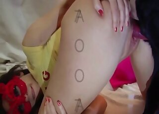 الفتاة ذات القناع الأحمر مستعدة للضرب من قبل كلب أسود على أربع